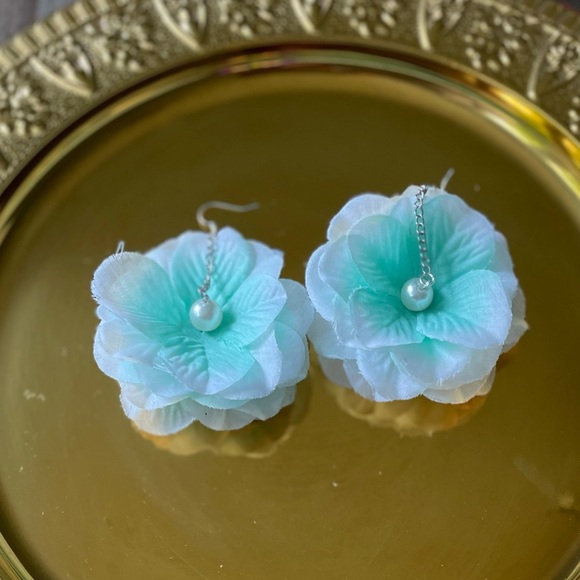 Urban Outfitters Flowers Dangle Earrings - Picture 9 of 9